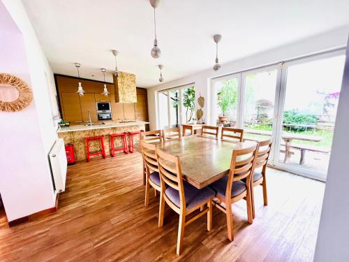 cocina y comedor con mesa de madera y sillas en Sunny app, en Liubliana