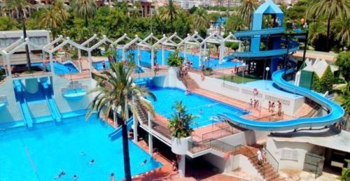 Bazén v ubytování Benalbeach Smart Suite nebo v jeho okolí