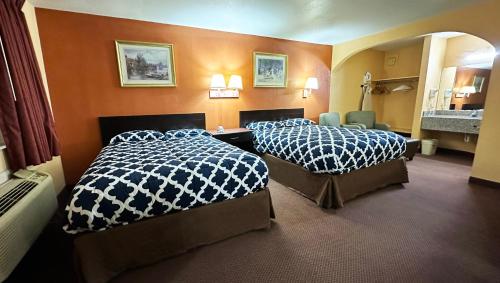 a hotel room with two beds and a bathroom at Apollo Lodge and RV Park in Fairfield
