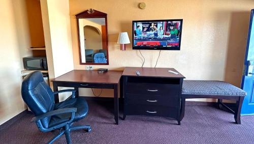 a desk and chair in a hotel room at Apollo Lodge and RV Park in Fairfield