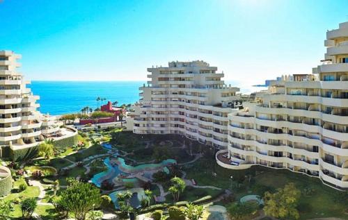 een luchtzicht op een resort in de buurt van de oceaan bij Benalbeach Smart Suite in Benalmádena