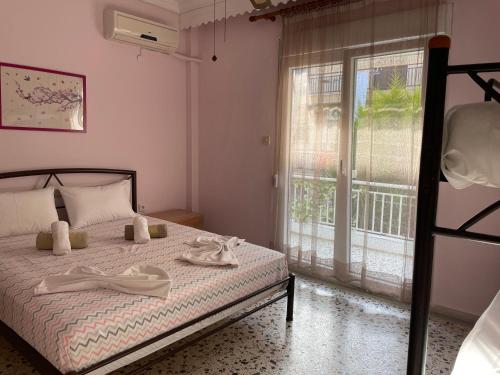 a bedroom with a bed with two white towels on it at Villa Maria Petru in Ierissos
