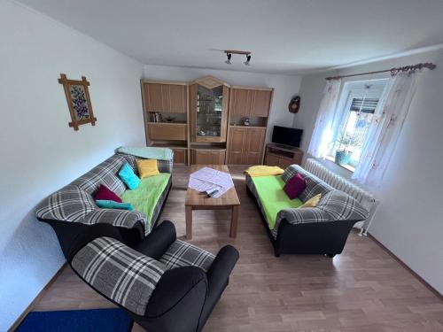 ein Wohnzimmer mit 2 Sofas und einem Tisch in der Unterkunft Haus Fledermaus in Bad Schmiedeberg