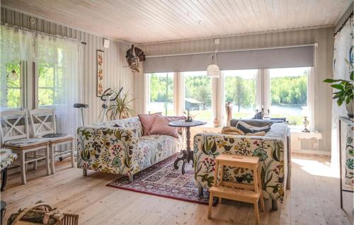 2 Bedroom Amazing Home In Vindeln في Vindeln: غرفة معيشة مع أريكة وطاولة