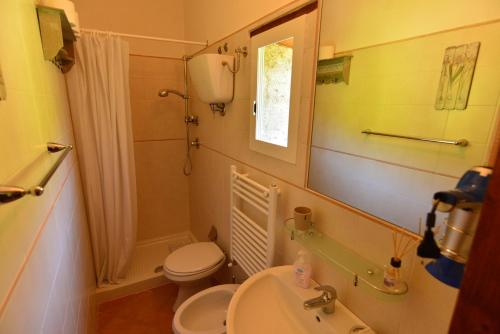 A bathroom at Appartamento Le More