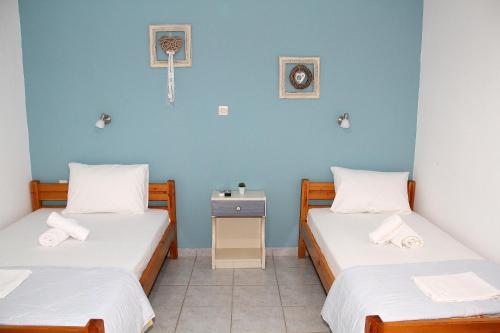 Habitación con 2 camas y pared azul en Lemonia en Paralia Katerinis