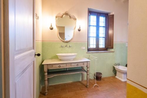 y baño con lavabo y espejo. en Podere San Selvatico en Città della Pieve