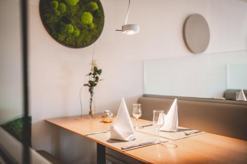 a table with glasses and napkins on top of it at Landidyll Hotel Restaurant Weidenbrück & SPA in Swisttal