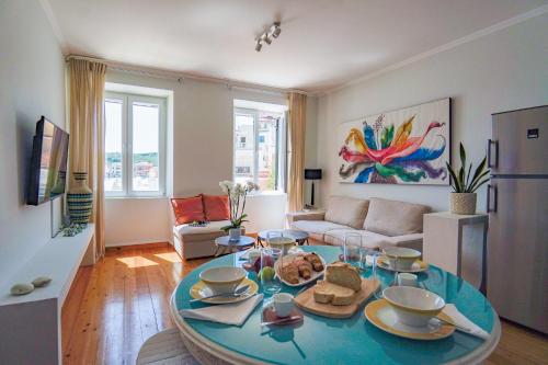 een woonkamer met een tafel met eten erop bij Paxos Fairytales House 1 in Gaios