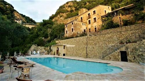 una piscina frente a un gran edificio en La Locanda del Fiume, en Pisciotta