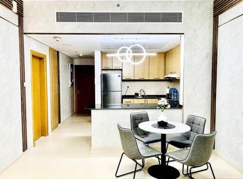 Kuchyň nebo kuchyňský kout v ubytování New Luxury 1BR near Burj Khalifa