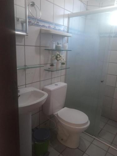 y baño con aseo y lavamanos. en Condomínio Amanda Travassos en Jaguaribe