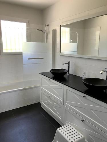 une salle de bain blanche avec deux lavabos et une douche dans l'établissement Grande Maison familiale Leucate vue mer et village, à Leucate
