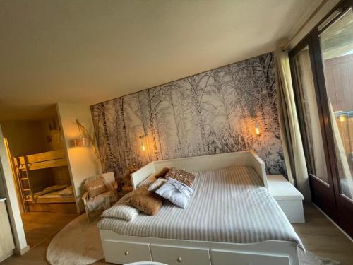ラ・フーにあるLes marmottesの壁画のあるベッドルーム1室