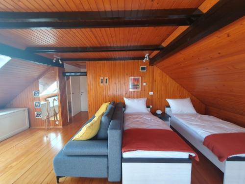 Habitación con 2 camas y sofá en Apartment Sonata, en Kamnik
