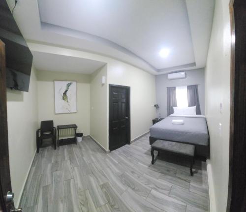 ein Schlafzimmer mit einem Bett und einem Stuhl darin in der Unterkunft Mi Tierra Hotel y Restaurante in San Luis