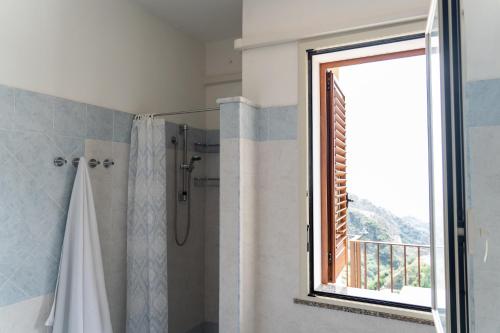 bagno con doccia e finestra di Mirador Savoca a Savoca