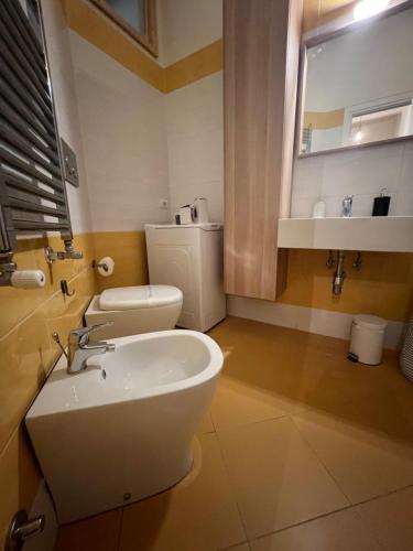 y baño con lavabo, aseo y espejo. en Sea apartments2, en Terracina