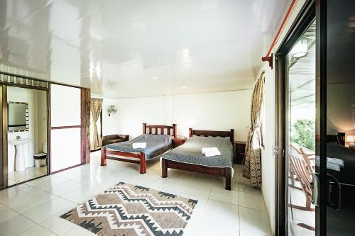 - un salon avec un lit et un canapé dans l'établissement Hotel Little Paradise, à Nuevo Arenal