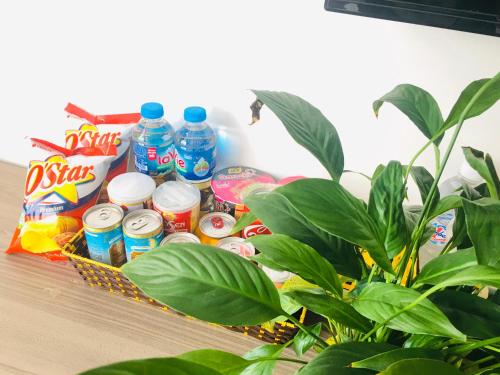 una cesta llena de bebidas en una mesa con una planta en LONG VŨ HOTEL, en Lạng Sơn