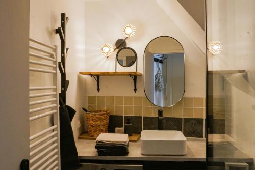 une salle de bain avec un miroir et un lavabo dans l'établissement Escapade Cosy charme Bordelais centre, à Bordeaux