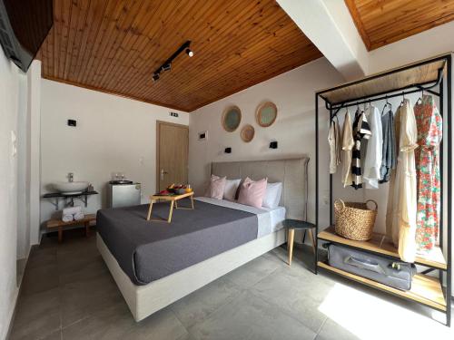1 dormitorio con 1 cama en una habitación en Australia en Skiathos