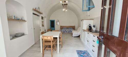羅迪－加爾加尼科的住宿－Residenza Giannini a Rodi Garganico，一间带桌子的厨房和一间餐厅
