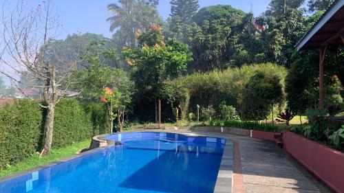 a large blue swimming pool in a yard at Villa Kay Hills in Sampal 2