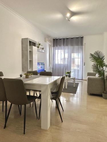 een eetkamer en een woonkamer met een witte tafel en stoelen bij Maison DaLù in Rome