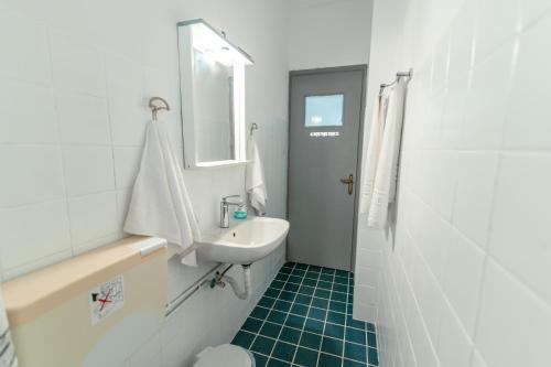 科斯城的住宿－Kuburno House - Spacious - close to the beach apartment，白色的浴室设有水槽和卫生间。