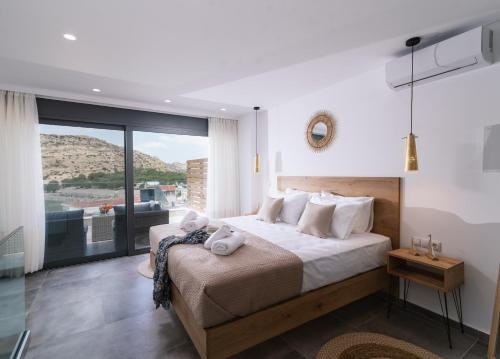 Aphrodite Luxury Accommodation tesisinde bir odada yatak veya yataklar