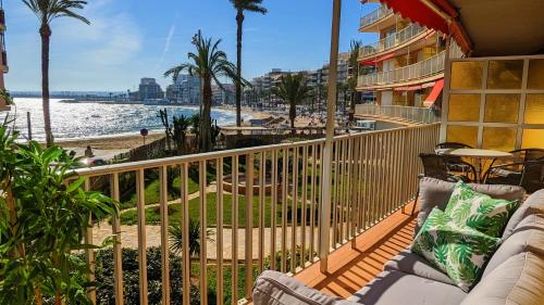 Elle comprend un balcon offrant une vue sur la plage. dans l'établissement Garden Beach Apartment, à Torrevieja