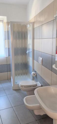a bathroom with two toilets and a shower at Residenza XX Settembre in Maslianico