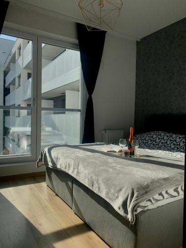 מיטה או מיטות בחדר ב-Apartament Drewnowska przy Manufakturze