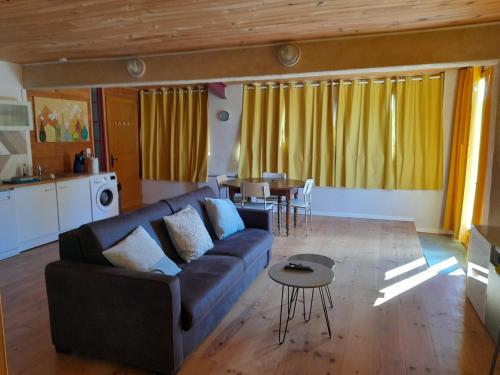 a living room with a couch and a table at Appartement individuel rez de jardin 3 a 5 personnes proche Albi in Cadalen