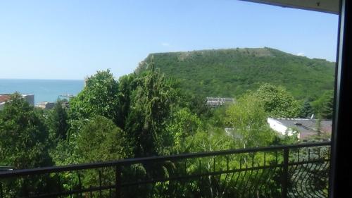 - Balcón con vistas a la montaña en Вила Верона, en Kavarna