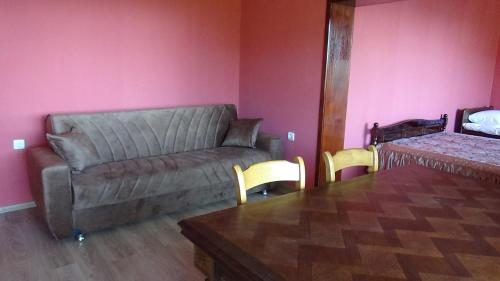 sala de estar con sofá, mesa y sillas en Вила Верона, en Kavarna