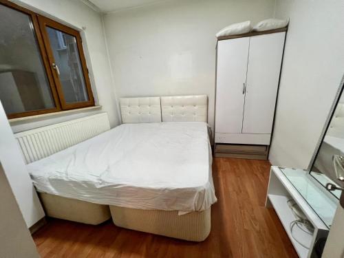 Een bed of bedden in een kamer bij 1+1 İstiklal caddesine 100 metre