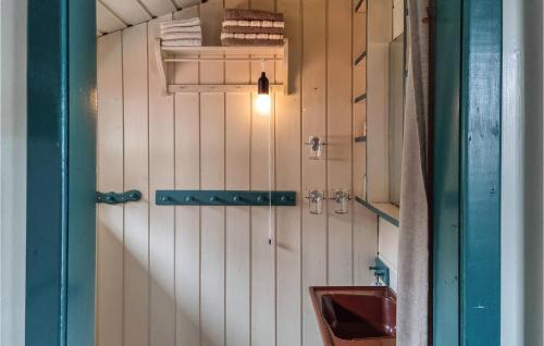 y baño con aseo y lavamanos. en 2 Bedroom Beautiful Home In Vatnestrm, en Mykland