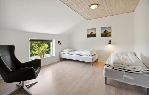 um quarto com 2 camas, uma secretária e uma cadeira em Cozy Home In Skrbk With Kitchen em Skærbæk