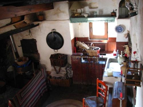 una cocina con una olla colgada en la pared en Bed and Breakfast Casanova de Sant Miquel, en Aiguafreda