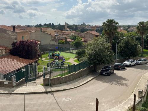 Usini的住宿－Il melograno，享有公园的景色,停车场在街道上停放车辆