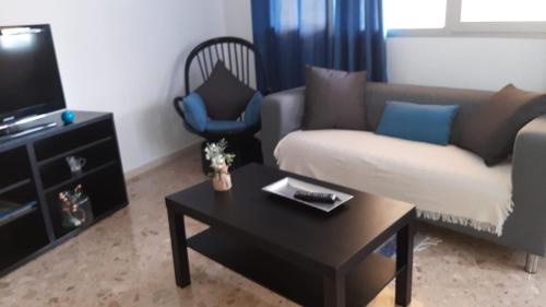 ein Wohnzimmer mit einem Sofa und einem Couchtisch in der Unterkunft La Marea Azul in La Garita