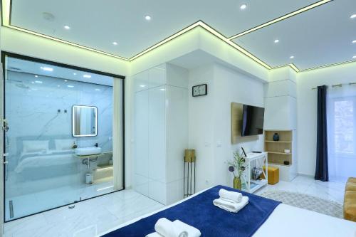 1 dormitorio con ducha y 1 cama con toallas en RINO LUXURY ROOM, en Zadar