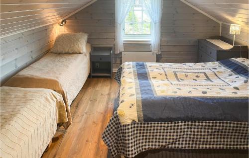 1 Schlafzimmer mit 2 Betten und einem Fenster in der Unterkunft Amazing Home In Osen With House A Panoramic View in Vika