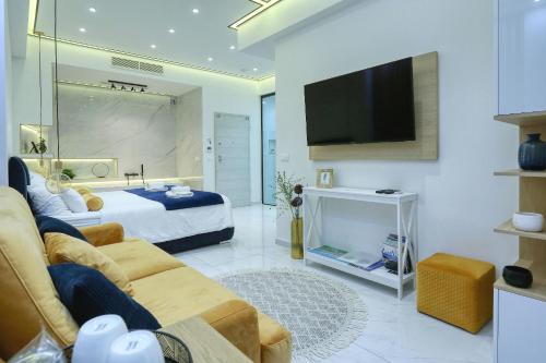 Sala de estar amplia con cama y TV en RINO LUXURY ROOM, en Zadar