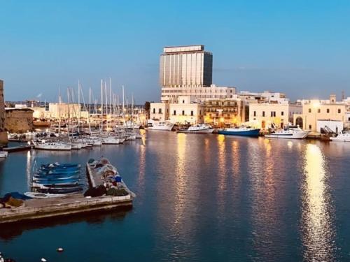 vista su un porto con barche in acqua di Gallipoli lato sudChalet Pesco a Taviano
