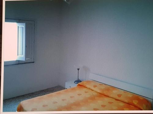 a bedroom with a bed and a window at Zia Memè in Taviano