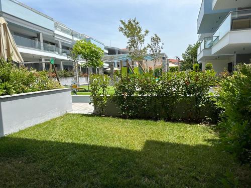 Taman di luar Dina's Apartments