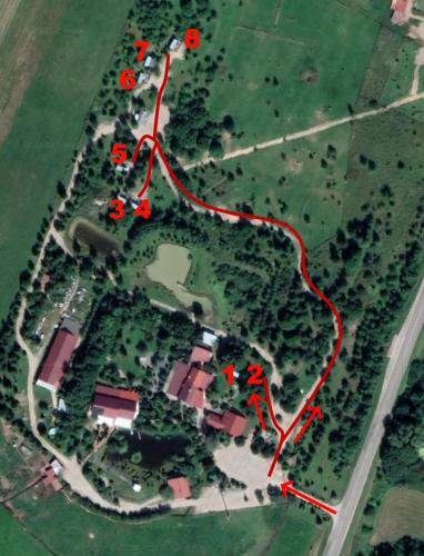 einen Blick über einen Park mit roten Straßen in der Unterkunft Šaltupio kaimo turizmas 